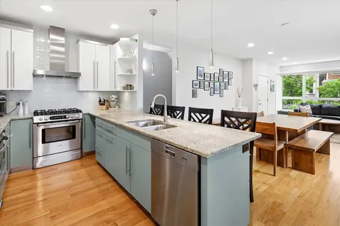 821 West Roscoe Street Chicago IL 60657