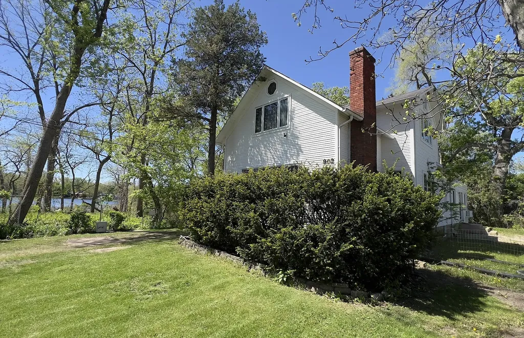 902 North Lake Shore Drive Round Lake Beach IL 60073