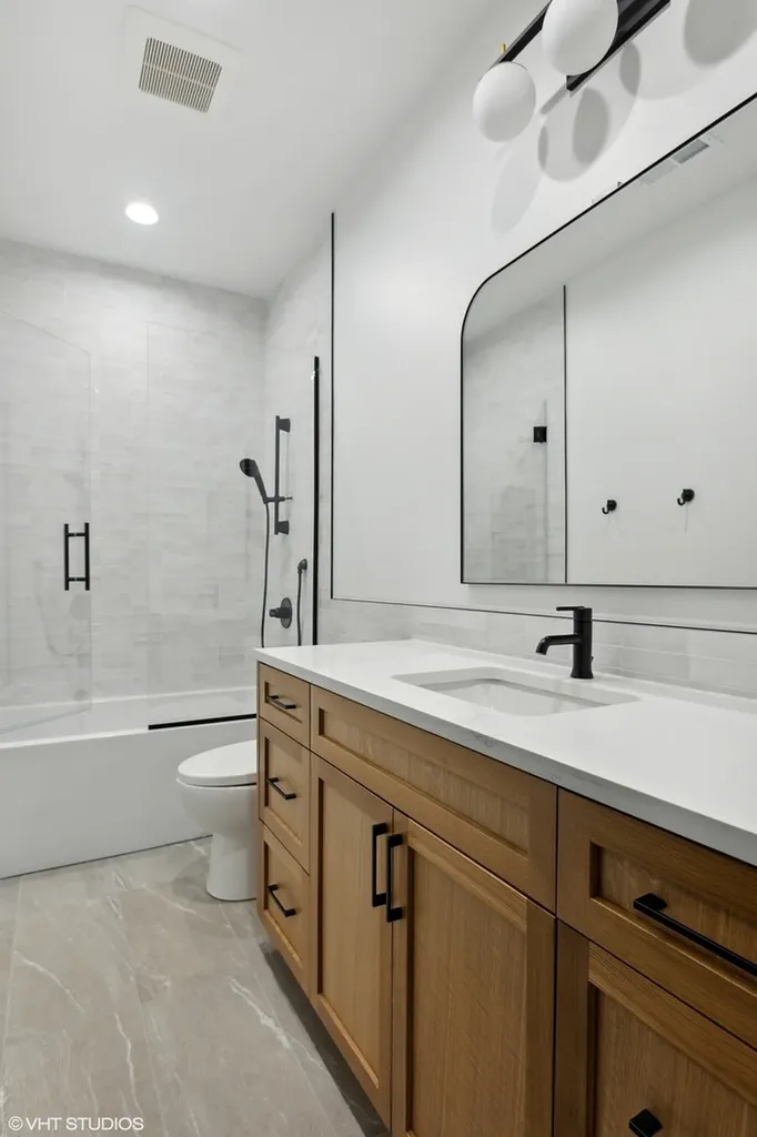 957 North Winchester Parkway Chicago IL 60622
