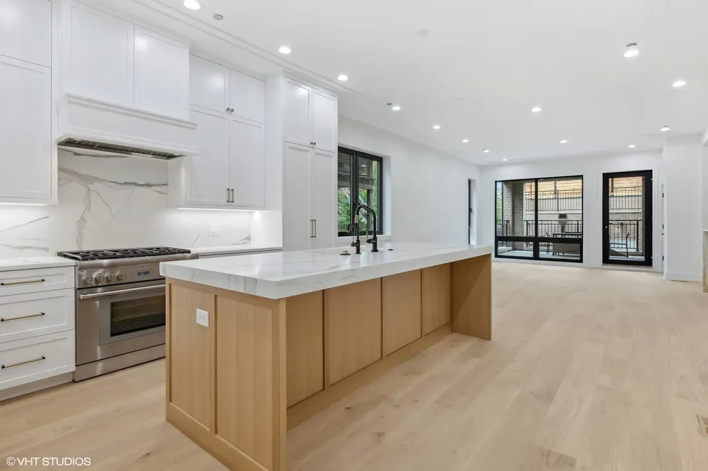 957 North Winchester Parkway Chicago IL 60622