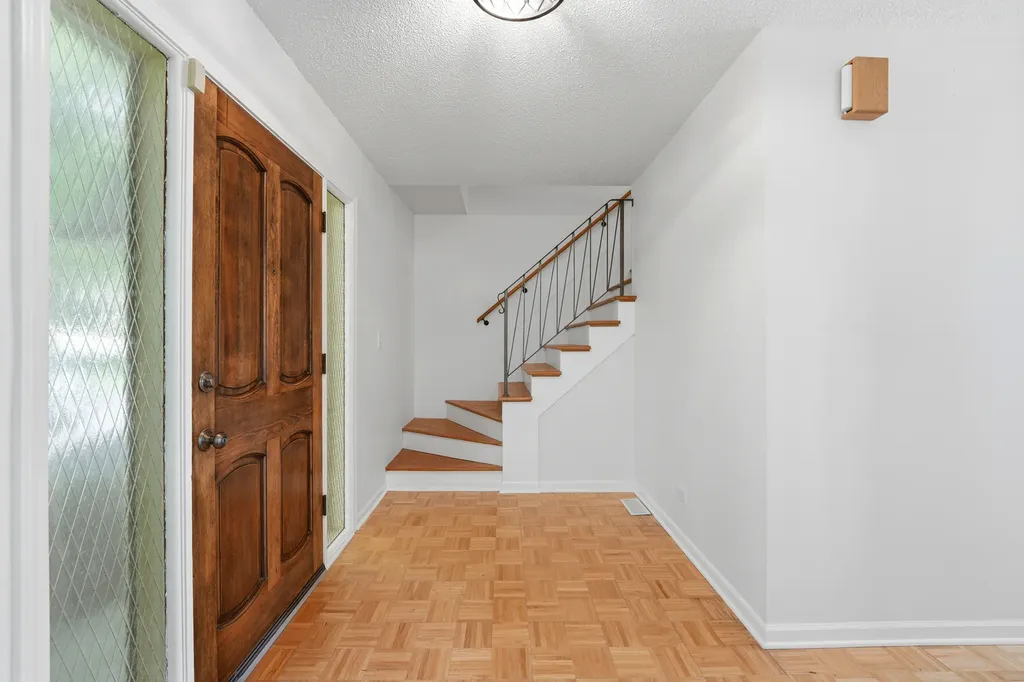 10S324 East Hampshire Lane Willowbrook IL 60527