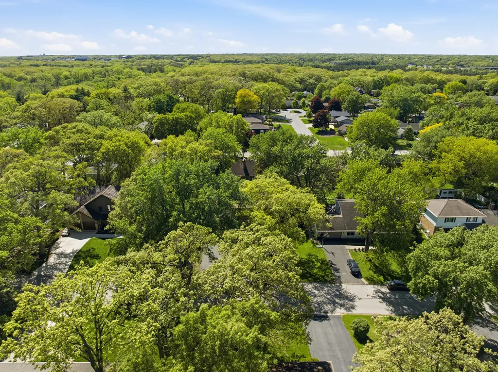 10S324 East Hampshire Lane Willowbrook IL 60527