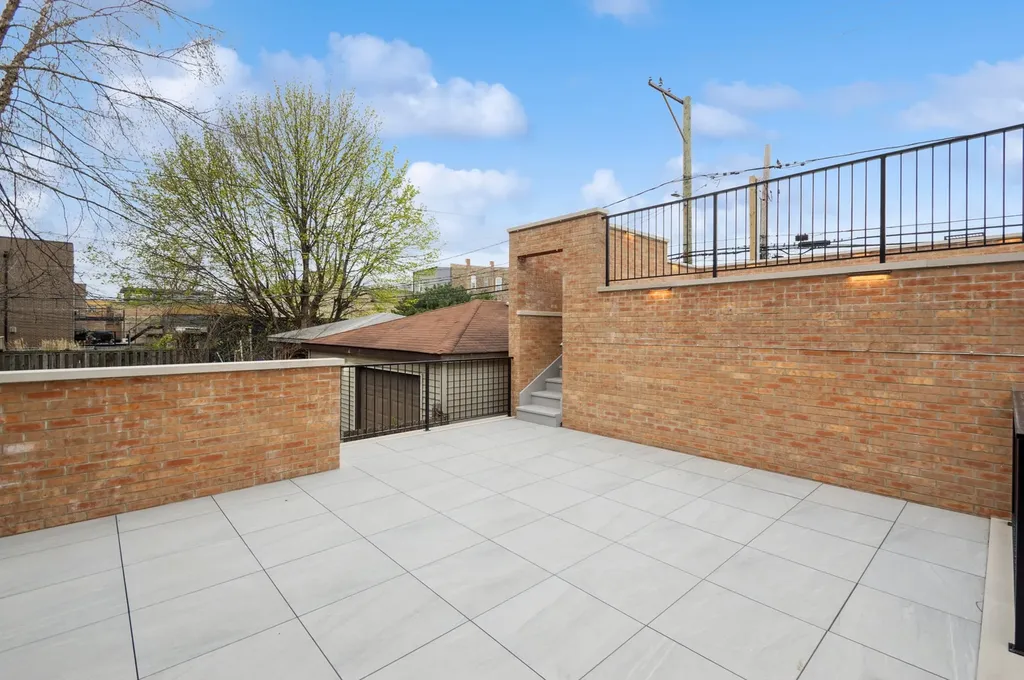2434 West Superior Street Chicago IL 60612