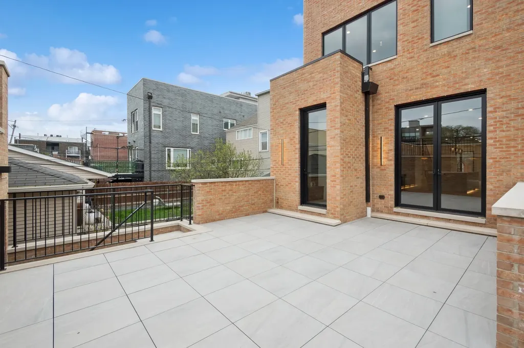 2434 West Superior Street Chicago IL 60612