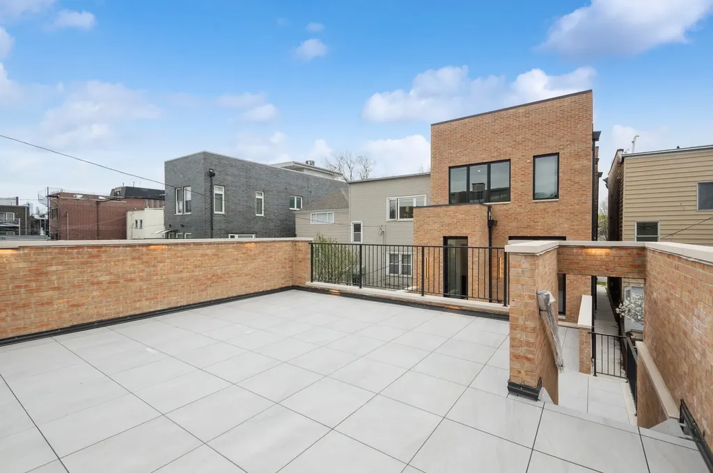 2434 West Superior Street Chicago IL 60612