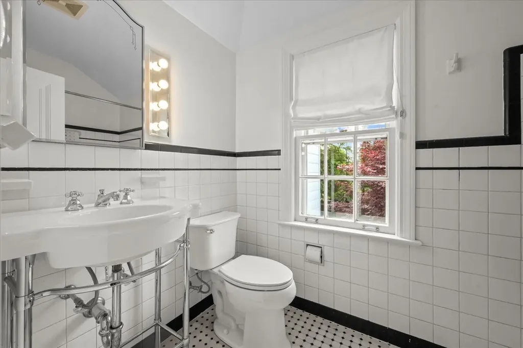 1943 Greenwood Avenue Wilmette IL 60091