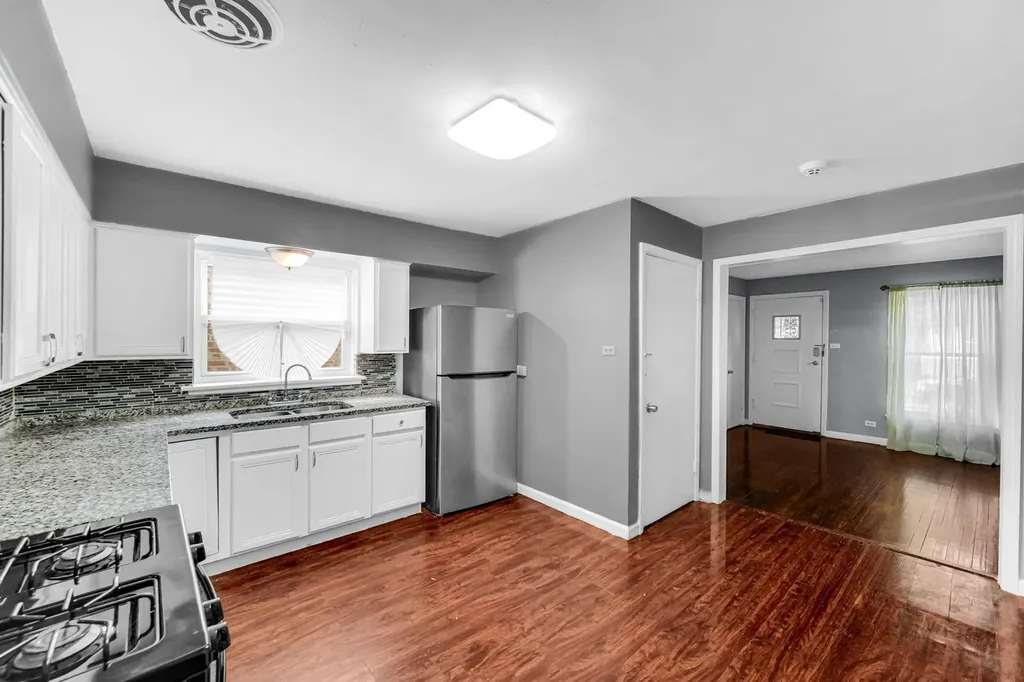 9111 South Kingston Avenue Chicago IL 60617