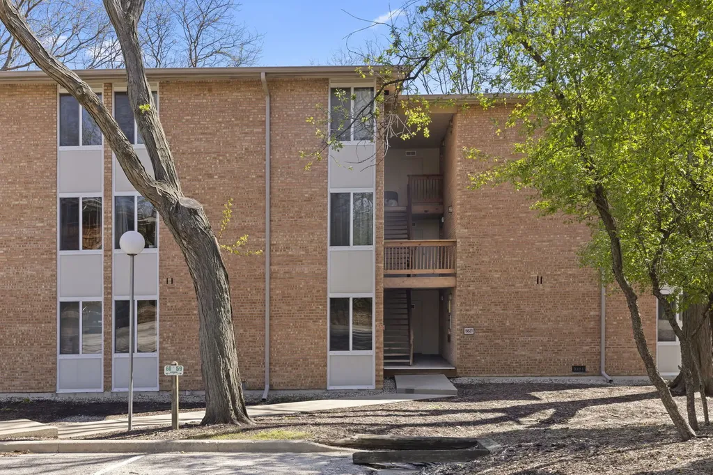 5821 Oakwood Drive Lisle IL 60532