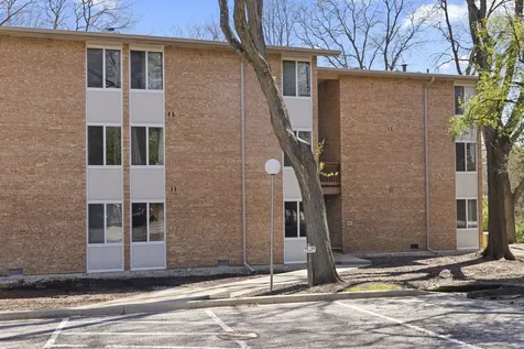 5821 Oakwood Drive Lisle IL 60532