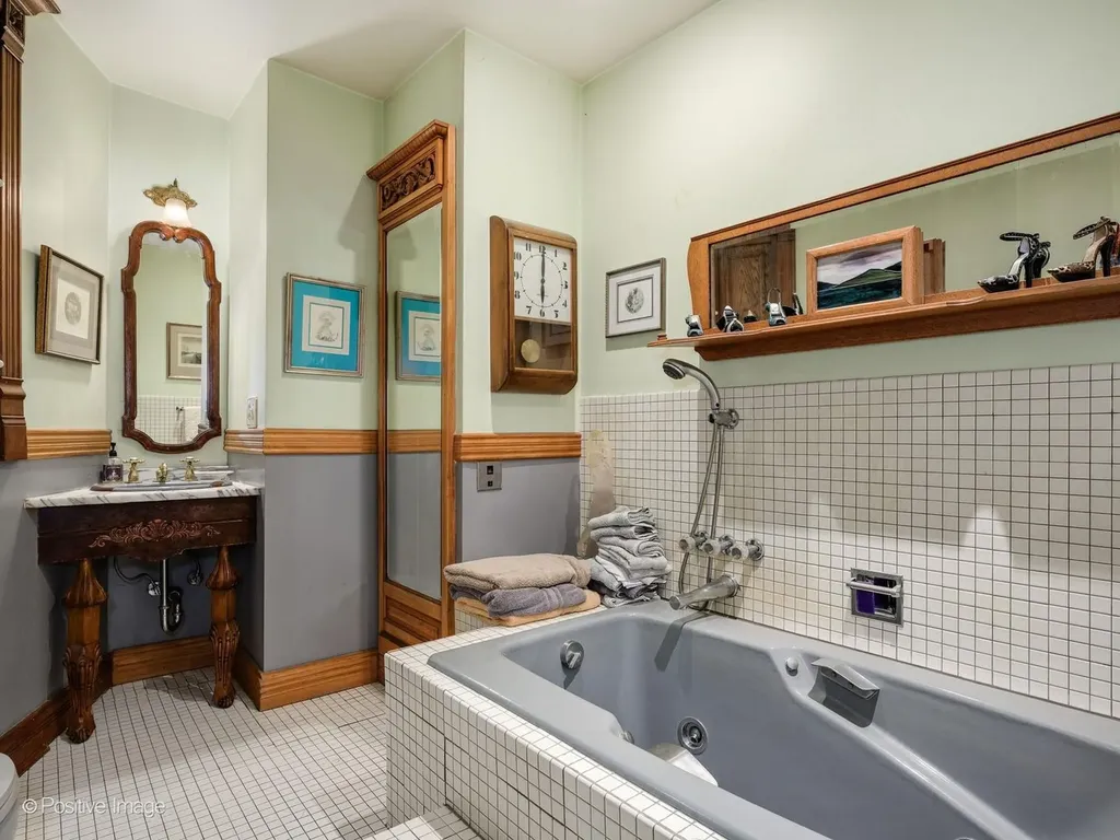33 East Division Street Chicago IL 60610