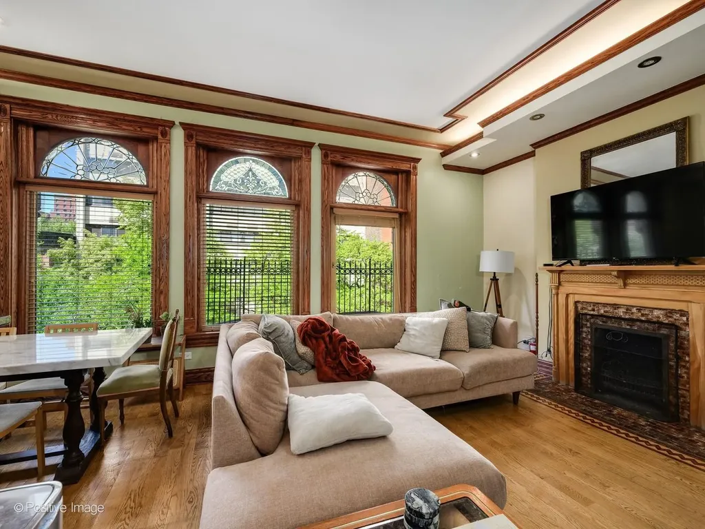 33 East Division Street Chicago IL 60610