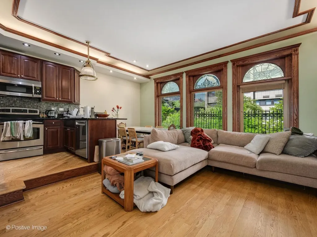 33 East Division Street Chicago IL 60610
