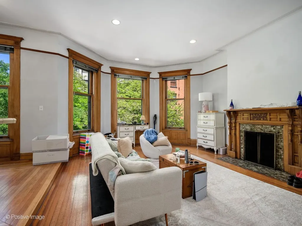 33 East Division Street Chicago IL 60610