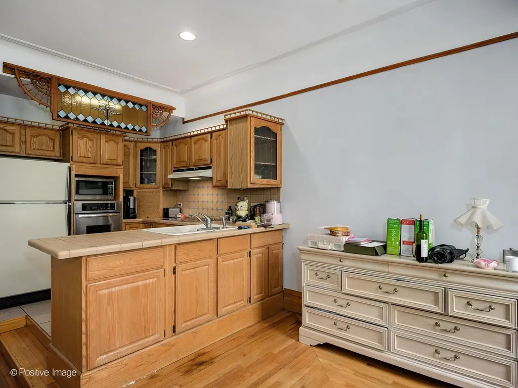 33 East Division Street Chicago IL 60610