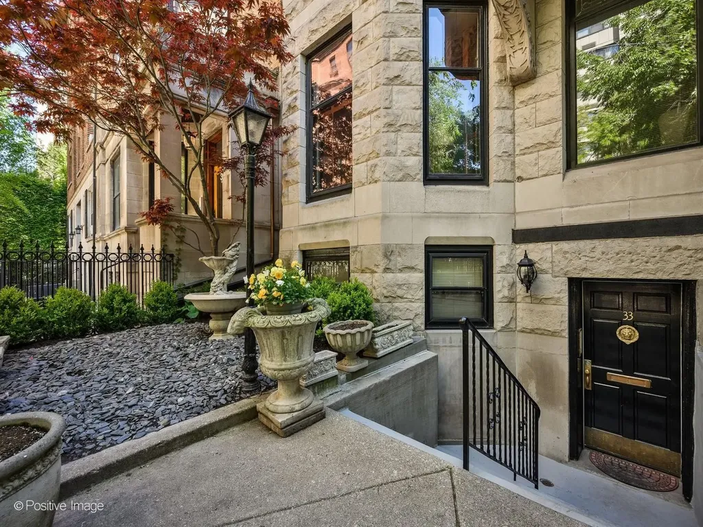33 East Division Street Chicago IL 60610