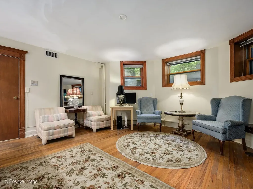 33 East Division Street Chicago IL 60610