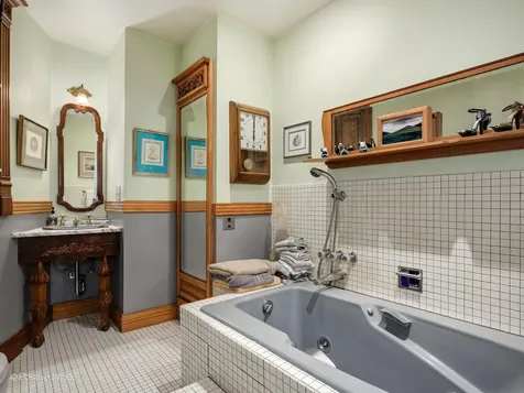 33 East Division Street Chicago IL 60610