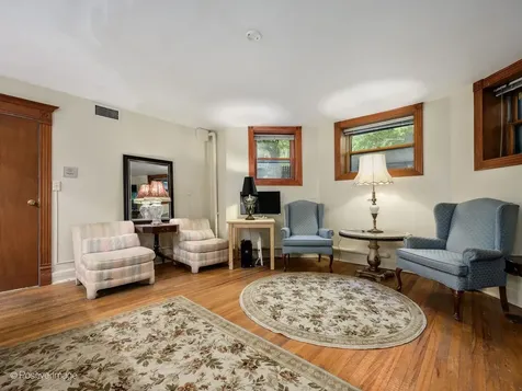 33 East Division Street Chicago IL 60610