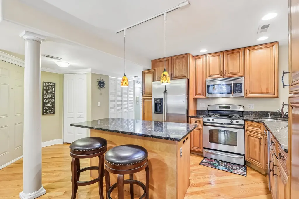 5859 North Glenwood Avenue Chicago IL 60660