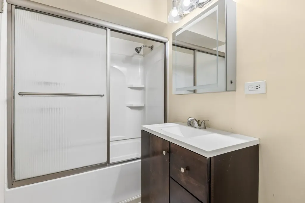 6325 North Sheridan Road Chicago IL 60660