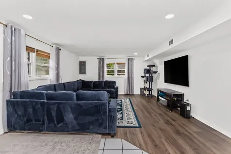 7638 Maple Street Morton Grove IL 60053