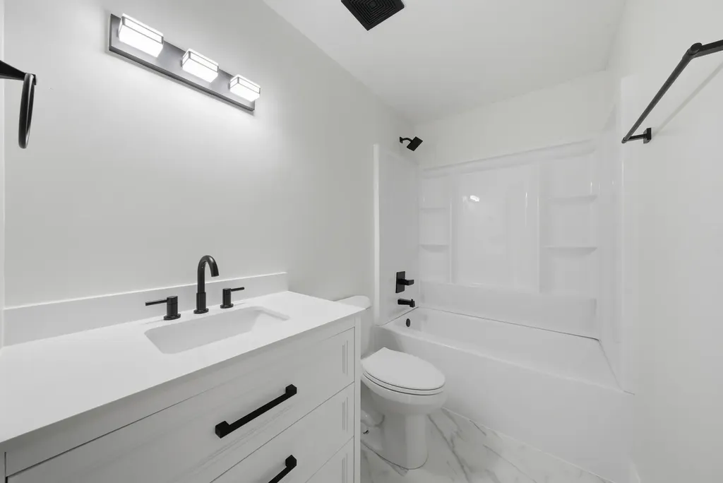 527 Alton Court Carol Stream IL 60188