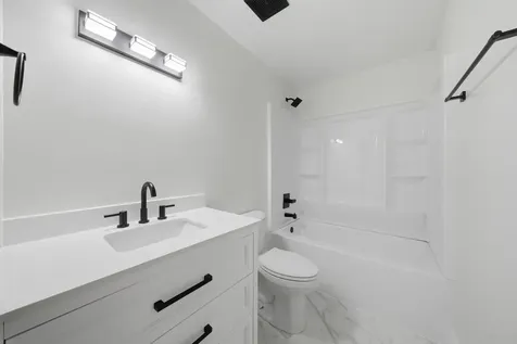 527 Alton Court Carol Stream IL 60188
