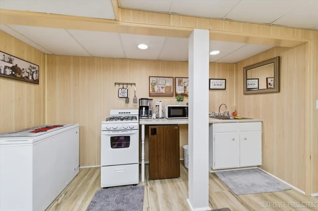 332 South Elmwood Drive Aurora IL 60506