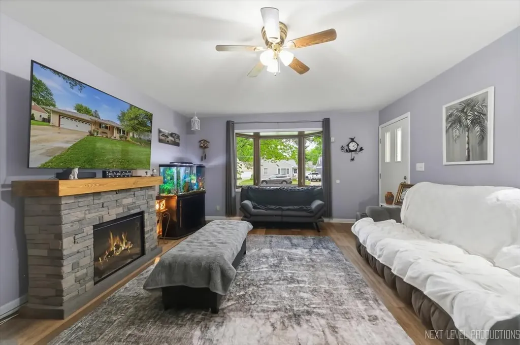 332 South Elmwood Drive Aurora IL 60506