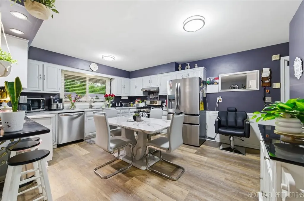 332 South Elmwood Drive Aurora IL 60506