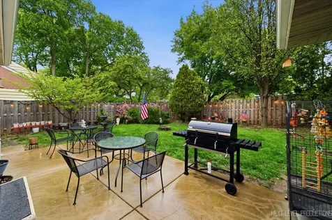 332 South Elmwood Drive Aurora IL 60506