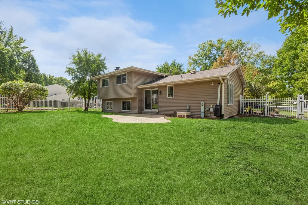98 Quail Hollow Court Naperville IL 60540