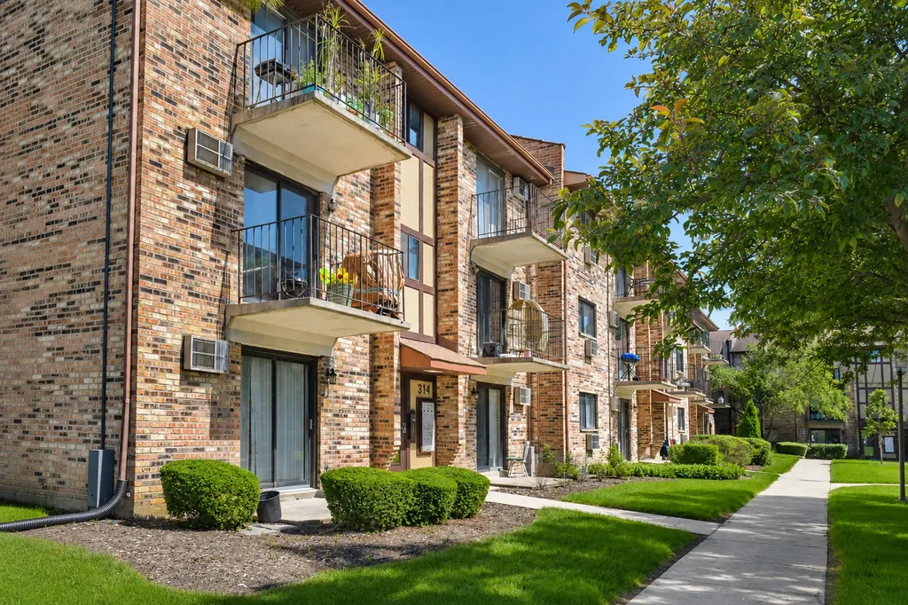 314 Klein Creek Court Carol Stream IL 60188