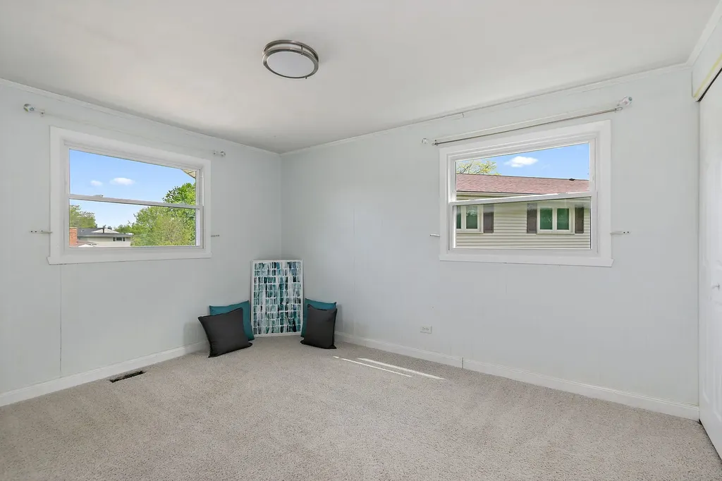 1097 Stratham Court Schaumburg IL 60193