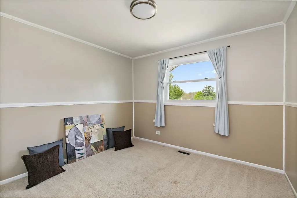 1097 Stratham Court Schaumburg IL 60193