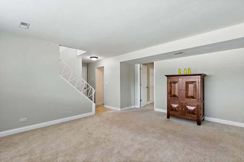1097 Stratham Court Schaumburg IL 60193