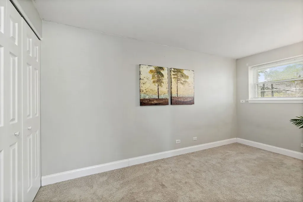 1097 Stratham Court Schaumburg IL 60193