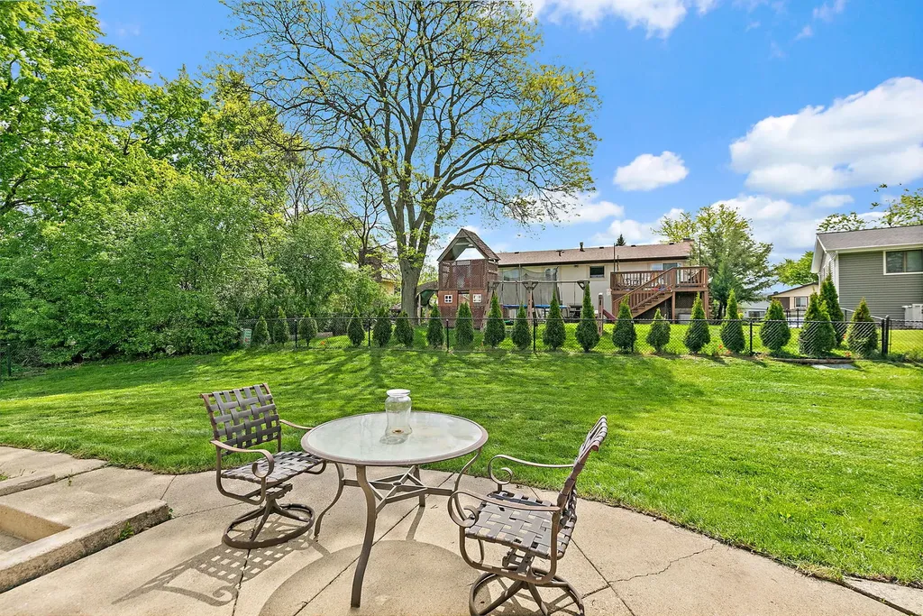 1097 Stratham Court Schaumburg IL 60193