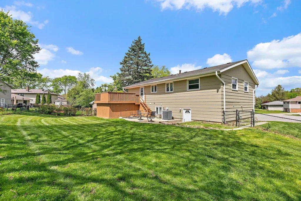 1097 Stratham Court Schaumburg IL 60193