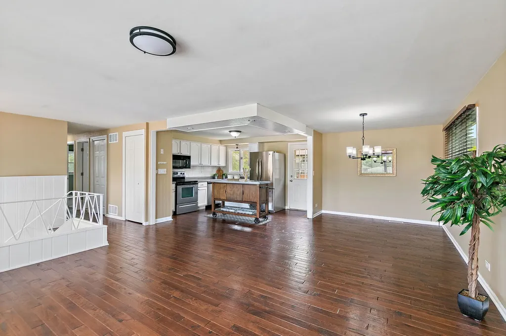 1097 Stratham Court Schaumburg IL 60193