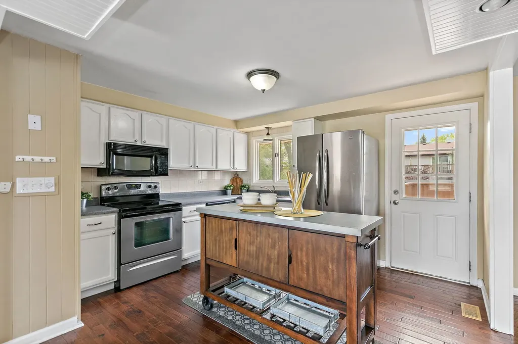 1097 Stratham Court Schaumburg IL 60193