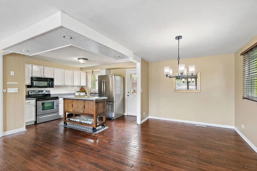 1097 Stratham Court Schaumburg IL 60193