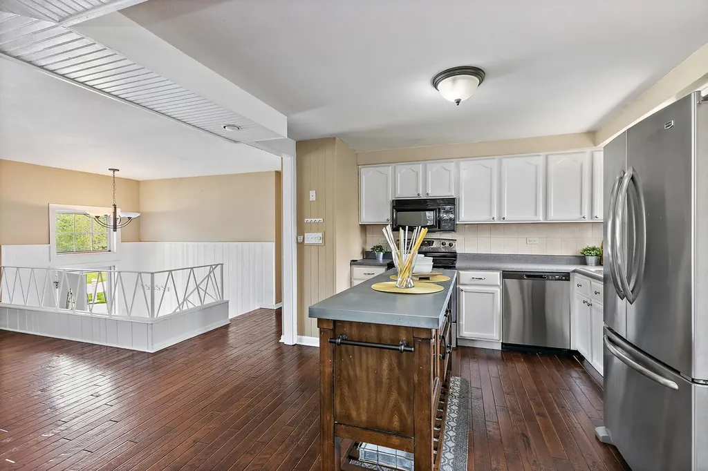 1097 Stratham Court Schaumburg IL 60193