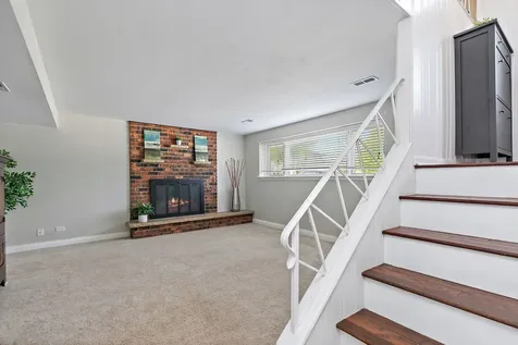 1097 Stratham Court Schaumburg IL 60193