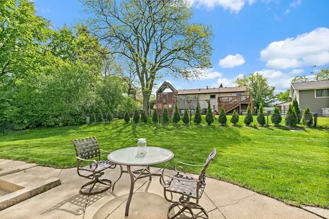 1097 Stratham Court Schaumburg IL 60193