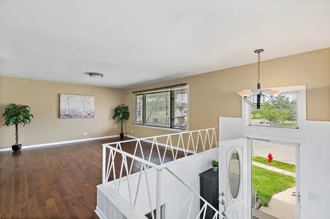 1097 Stratham Court Schaumburg IL 60193
