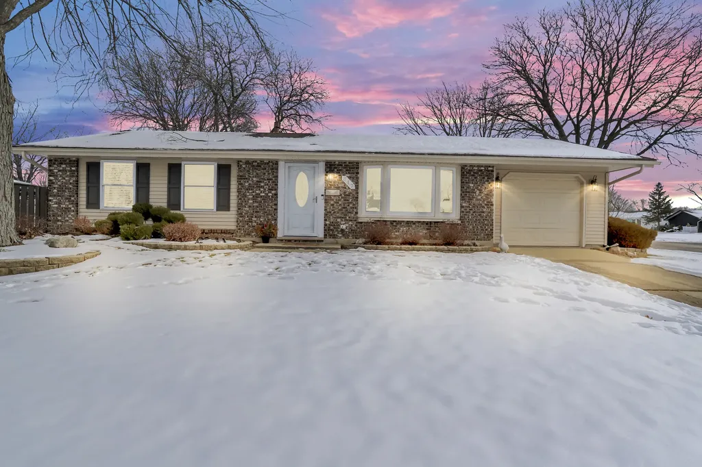 817 Stamford Court Schaumburg IL 60193