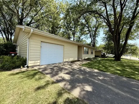 14 Bradley Court Clinton IL 61727