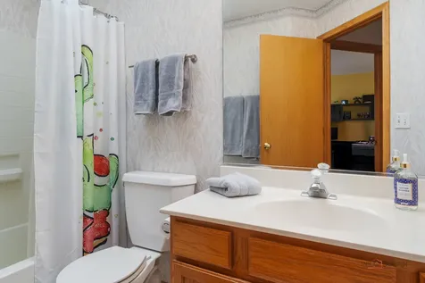 1123 Manchester Circle Grayslake IL 60030