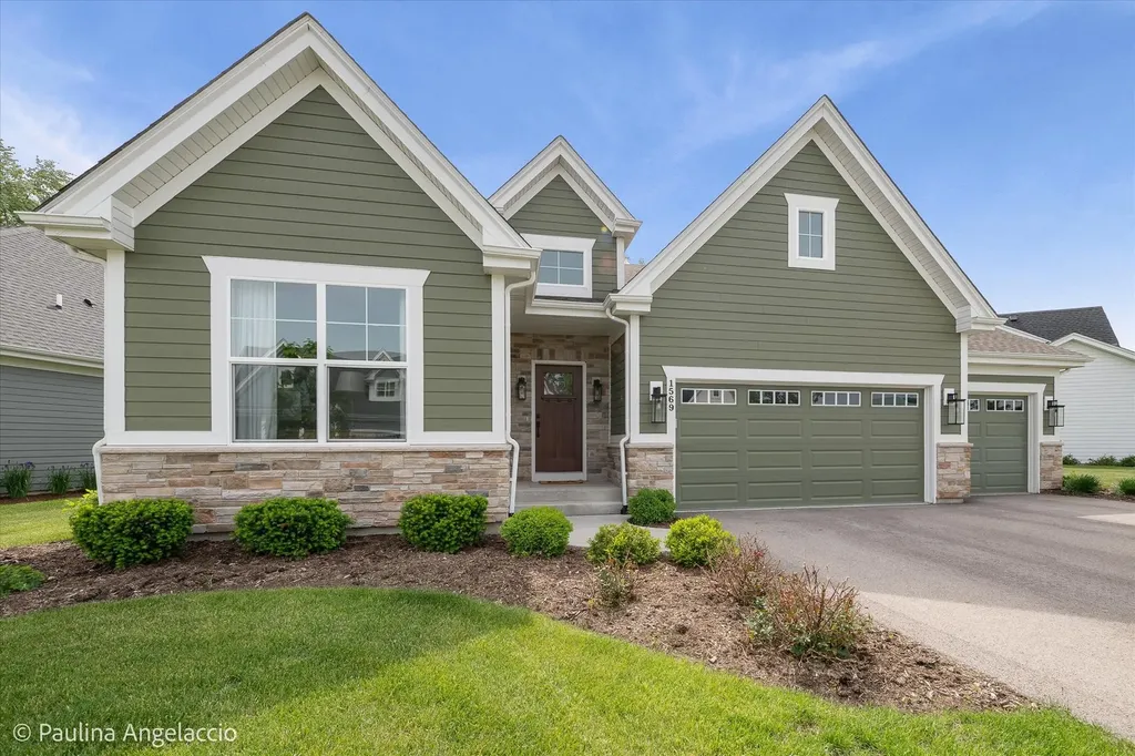 1569 Dempsey Drive St. Charles IL 60174